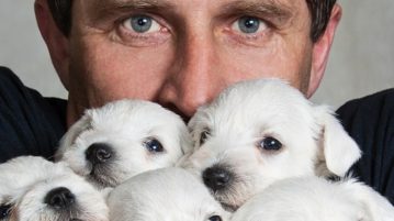 Der Faktor Mensch in der Hundezucht Mann mit Welpen