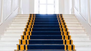 Treppen in einem Schloss mit blauem Teppich