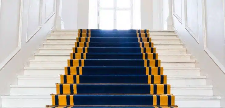 Treppen in einem Schloss mit blauem Teppich