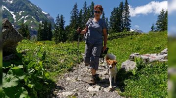 Frau und Hund wandern gemeinsam