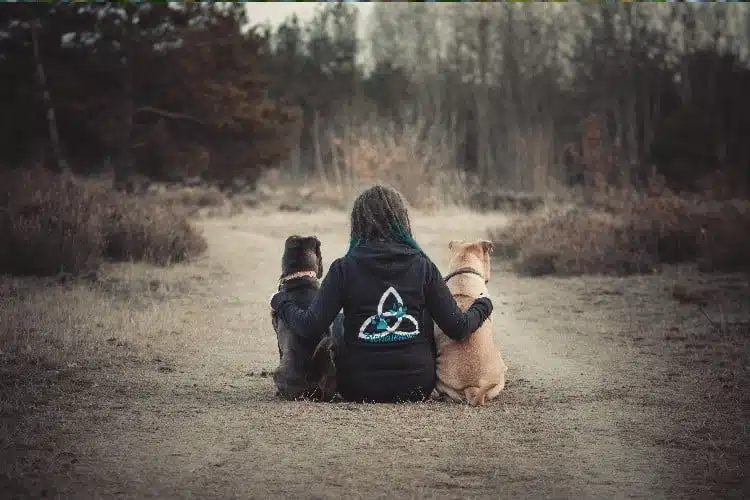 Frau mit zwei Hunden, Rücken zur Kamera