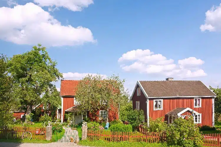 rot gestrichene schwedische Häuser im Sommer