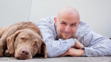 Holger Schüler mit seinem Chesapeake Bay Retriever-Rüden Dakota