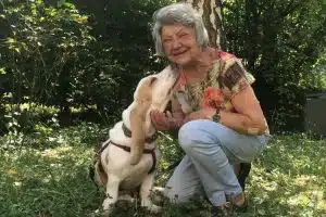 Eine ältere Dame mit ihrem Hund