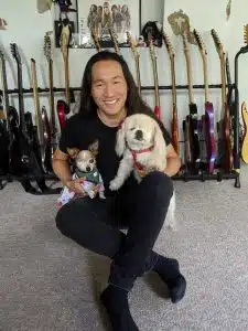 Gitarrist Herman Li mit seinen beiden Tierschutzhunden Pickles und Sinbad. Foto: Herman Li