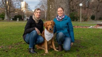 Golden Retriever Watson mit seiner Besitzerin und Hundeführerin