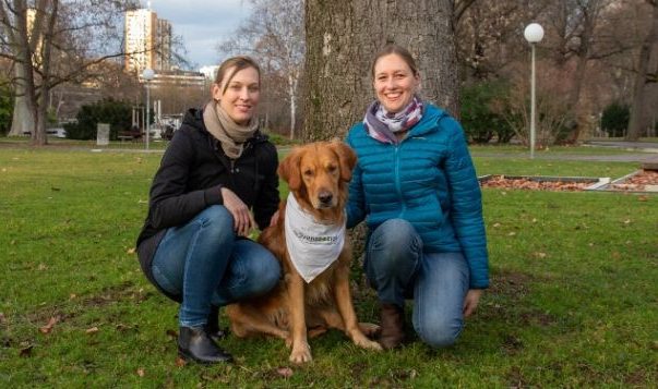 Watson – ein einzigartiger Therapiebegleithund Golden Retriever Watson mit seiner Besitzerin und Hundeführerin