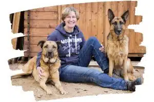 Hundetrainerin Frauke Loup mit zwei ihrer 3 Hunde