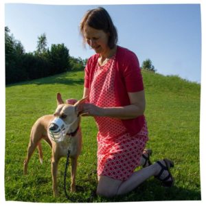 Hund bekommt Maulkorb angelegt