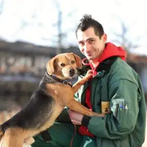 Ein Hund und Mitarbeiter im Tierheim Berlin