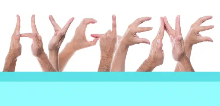 Hände formen das Wort Hygiene