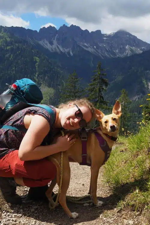 Frau mit Hund in den Bergen
