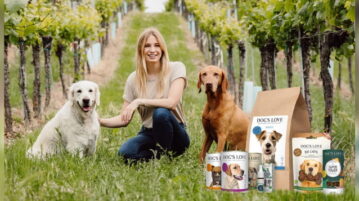 Die Gründerin von DOG'S LOVE, Katharina Miklauz, mit 2 Hunden im Weinberg