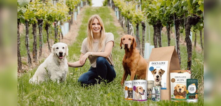 Die Gründerin von DOG'S LOVE, Katharina Miklauz, mit 2 Hunden im Weinberg