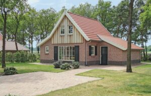 Ferienhaus umgeben von Wiese und Bäumen