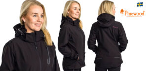 Eine blonde Frau trägt die Wilda Stretch Shell Damenjacke von Pinewood in schwarz