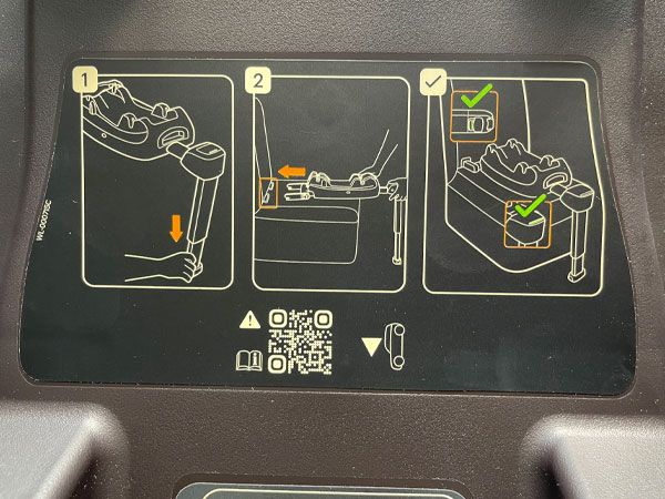 Die Installation der Basisstation ist auf einem Sticker abgebildet.