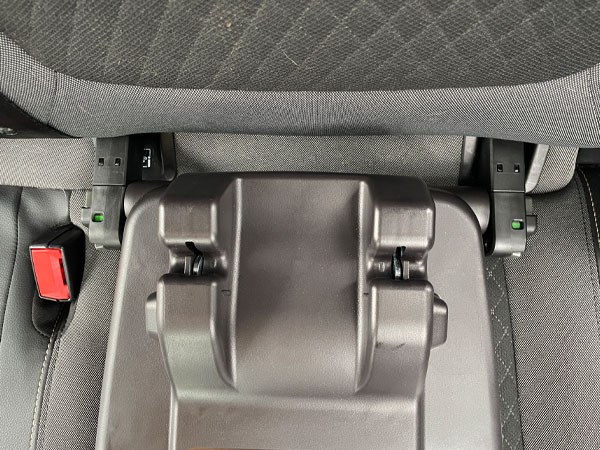 DIe Basisstation wird an den Isofix-Verankerungen befestigt.