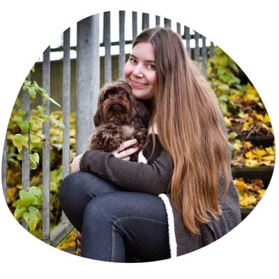 Bolonka Zwetna Jule und Frauchen Jenni. nehmen am Community-Test von Maeve, einem Haustier-Autositz, teil.