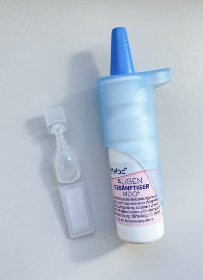 Größenvergleich: Augentropfen in einer Ophtiole und der Artelac Pumpspender