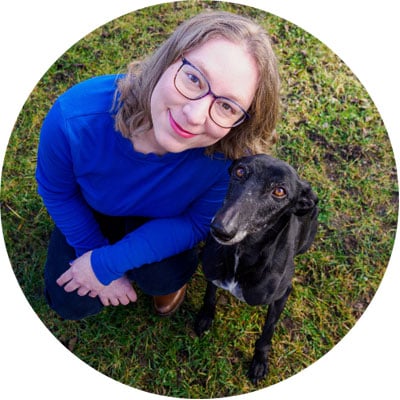 DER HUND Redakteurin Lena Schwarz mit Redaktionshündin Lora