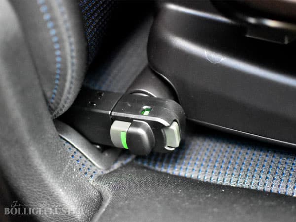 Die Verbindung des Haustier-Autositzes mit der Isofix-Verankerung des Autos