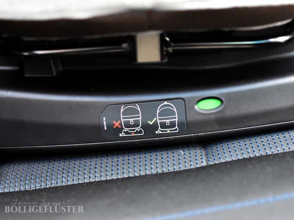 Die Anzeige-Fenster werden grün, wenn der Autositz korrekt mit dem Auto verbunden ist.