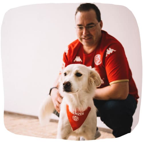 Sebastian wird mit seiner Mischlingshündin Cookie als eines von 5 Teams den GPS-Tracker von Weenect im DER HUND Community-Test ausprobieren.