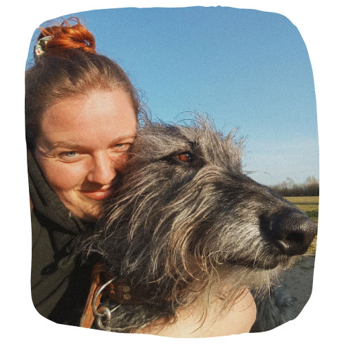Fiona wird mit ihrem Scottish Deerhound Grian als eines von 5 Teams den GPS Tracker von Weenect testen.