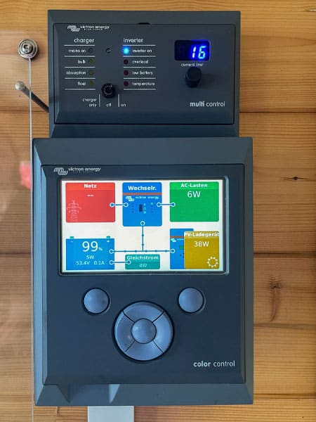 Kontrollpanel zur Energieüberwachung auf einem Hausboot, Display zeigt Strom- und Ladezustände an.