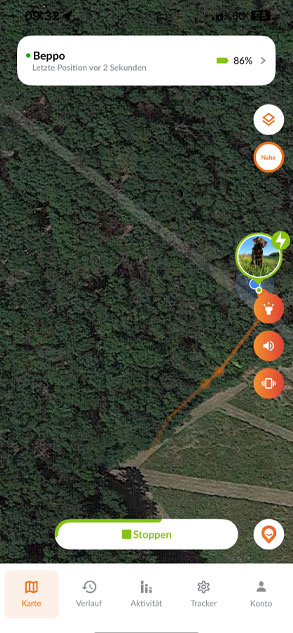GPS-Tracker-App zeigt die Route eines Hundes namens Beppo im Wald und aktuelle Position auf der Karte.