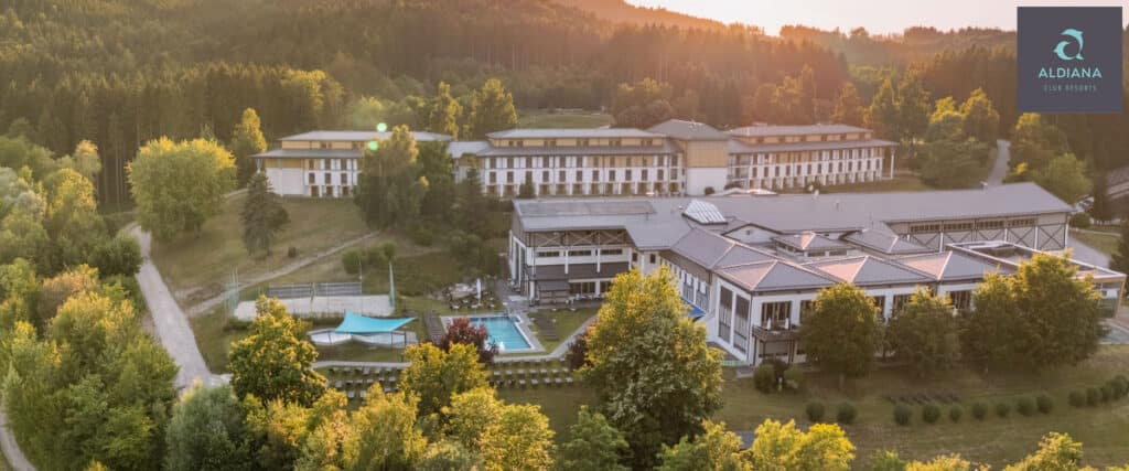 Großes Resort im Grünen mit Außenpool; Gelände des Aldiana Club Ampflwang.