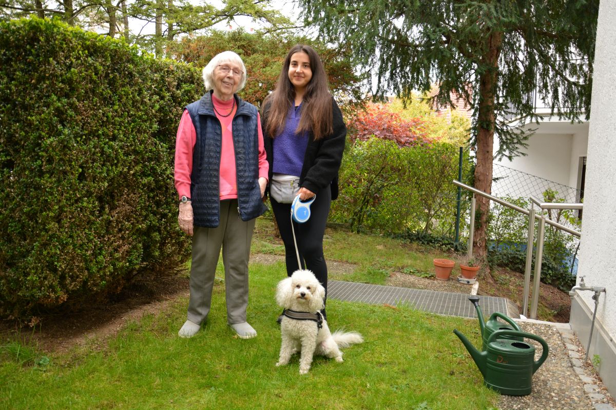 Finley mit Frauchen und SilberPfoten-Ehrenamtliche Ann-Kristin