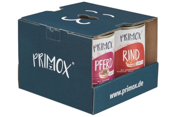 Ein Karton mit PRIMOX Hundefutterdosen, gut sichtbar die Sorten „Pferd Sensitiv“ und „Rind Sensitiv“, sowie Webadresse.