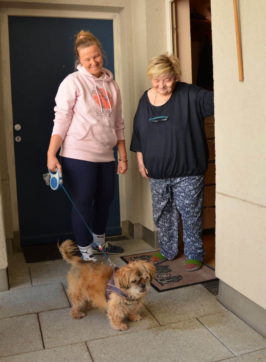 SilberPfoten-Ehrenamtliche Vera mit Schützling Bobi und seinem Frauchen