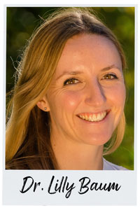 Porträtfoto der Tierärztin Dr. Lilly Baum im Stil eines Polaroids, ihr Name steht am unteren Bildrand.