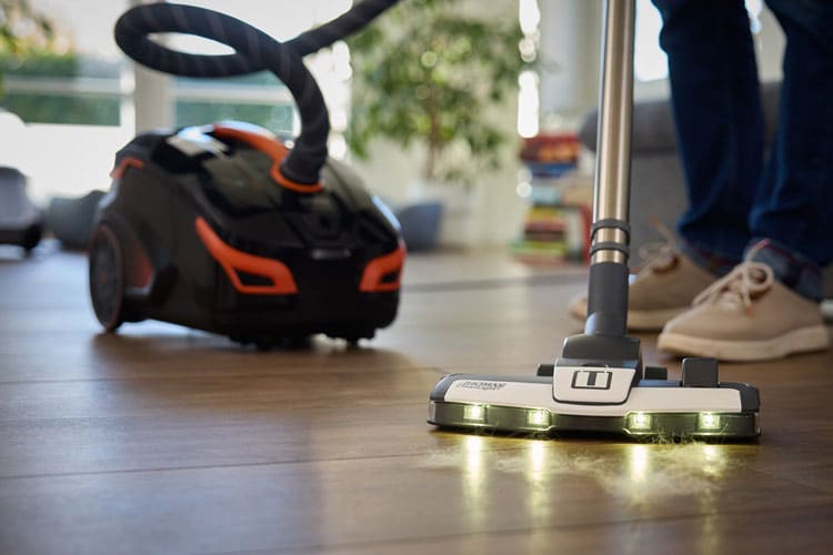 THOMAS PET & FAMILY PRO 4ALL mit beleuchteter Düse saugt Tierhaare von Holzboden.