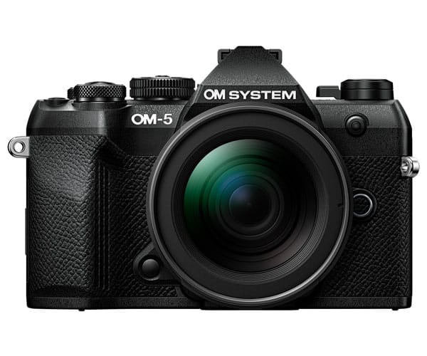 Schwarze OM System OM‑5 Mark II Kamera in Frontalansicht mit Objektiv.