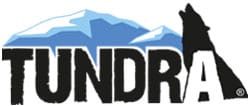 Tundra-Logo mit stilisiertem blauen Gebirgszug und heulendem Wolf neben dem Schriftzug „TUNDRA“.