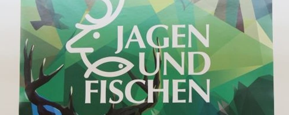 Plakat mit stilisiertem Hirsch, Fisch und Vögeln, darüber steht groß der Schriftzug „JAGEN UND FISCHEN“.