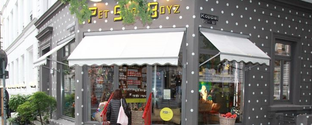 Graue Fassade des Pet Shop Boyz Laden in Hamburg mit weißen Punkten