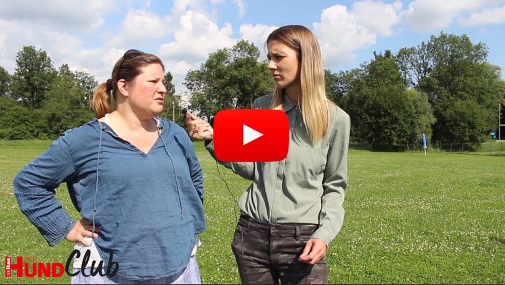 Nadine Dapra spricht mit Veronika Rothe. Sie stehen auf einer grünen Wiese.