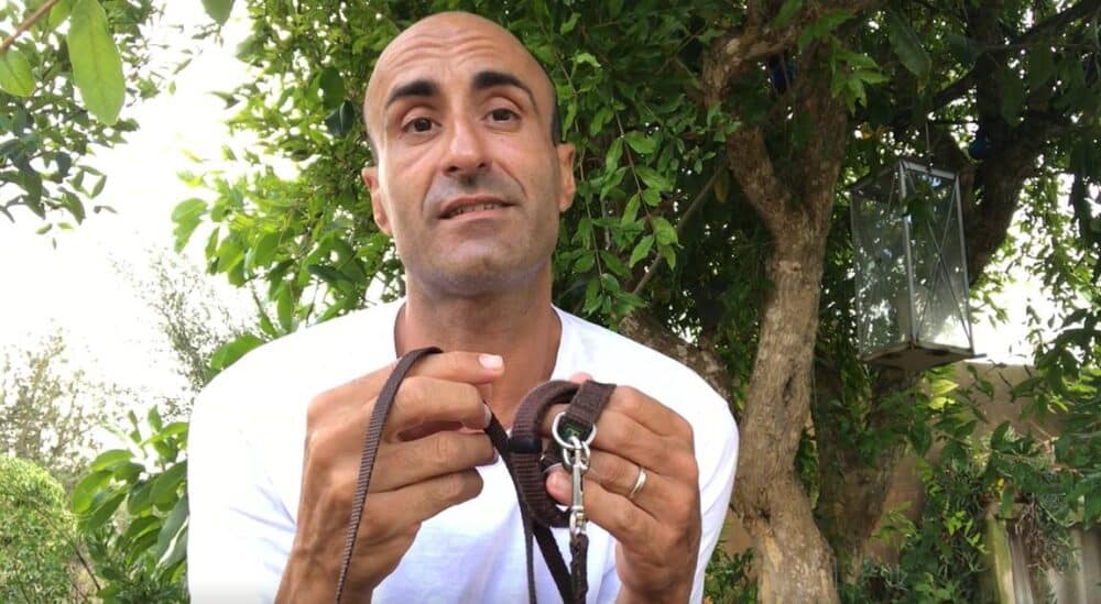 Jose Arcé hält eine braune Hundeleine in der Hand.