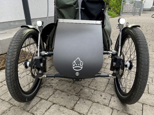 Frontansicht Lastenrad mit Rädern, Lichtern und Chameleon-Logo